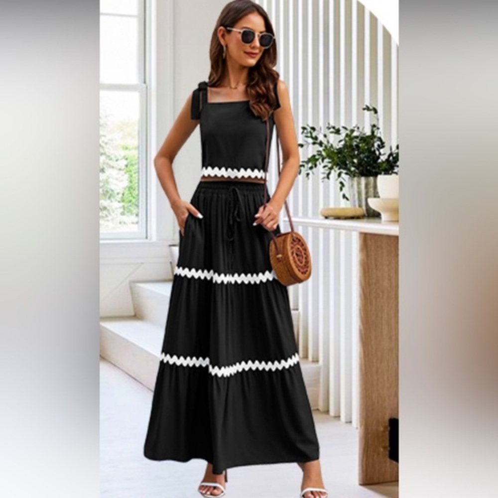 NWOT Women's Two-Piece Outfit Black with White Wave Trim